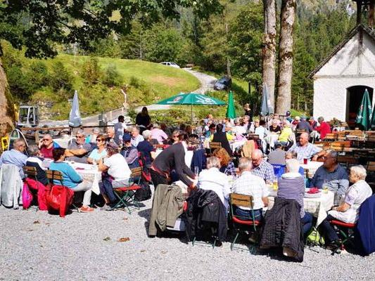 Die geselligen Pensionisten auf dem Ausflug in Bad Rothenbrunnen