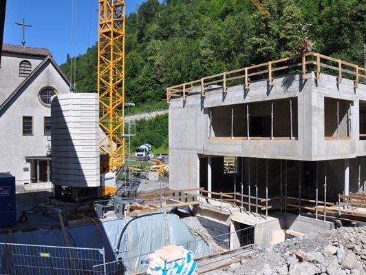 „Unsere Wünsche nach einem neuen Kindergarten und einem Turnsaal im Ort konnten bereits 1997 realisiert werden“, erklärt Jenny. Mit der geplanten Eröffnung des Kindercampus „Zwergenvilla“ im zweiten Schulhalbjahr 2021 wird aus dem bisherigen Kindergarten dann ein zentraler Schulstandort mit Platz für Kleinkindgruppen, Kindergarten- und Volksschulkinder. Doch nicht nur die Entwicklung im Bereich Bildung sieht Jenny äußerst positiv. Auch beim Thema Schulwegsicherung habe sich in den letzten Jahrzehnten einiges getan. „Mit großer Unterstützung der Bevölkerung gelang es mir als Ortsvorsteher bereits im Jahr 2006 ein Gehsteig in der Dorfstraße errichten zu lassen. Auch der Fußweg von Unterbings zur Bingsersiedlung konnte erneuert werden“. Bürgermeister Mandi Katzenmayer sei es außerdem zu verdanken, dass im Gemeindegebiet Bings und Radin zusätzliche Straßenlaternen und ein neuer Zebrastreifen zur Verbesserung der Verkehrssicherheit platziert wurden. „Mein Dank gilt sowohl Altbürgermeister Othmar Kraft, Bürgermeister Mandi Katzenmayer, Finanzstadtrat Gerhard Krump, Schulstadträtin Martina Lehner als auch dem Stadtrat für Hochbau Joachim Weixelbaumer und allen in der Stadtvertretung beteiligten Parteien für ihre Zustimmung und der Hilfe bei der Verwirklichung diverser Projekte“, ergänzt Jenny. Auch Direktorin Julia Spalt und Kindergarten-Leiterin Gabi Gerzabek und die Gemeinde Stallehr mit ihrer tatkräftigen Unterstützung haben viel zu einer positiven Entwicklung des Bildungsstandorts Bings beigetragen. „Unsere Wünsche nach einem neuen Kindergarten und einem Turnsaal im Ort konnten bereits 1997 realisiert werden“, erklärt Jenny. Mit der geplanten Eröffnung des Kindercampus „Zwergenvilla“ im zweiten Schulhalbjahr 2021 wird aus dem bisherigen Kindergarten dann ein zentraler Schulstandort mit Platz für Kleinkindgruppen, Kindergarten- und Volksschulkinder. Doch nicht nur die Entwicklung im Bereich Bildung sieht Jenny äußerst positiv. Auch beim Thema Schulwegsicherung habe sich in den letzten Jahrzehnten einiges getan. „Mit großer Unterstützung der Bevölkerung gelang es mir als Ortsvorsteher bereits im Jahr 2006 ein Gehsteig in der Dorfstraße errichten zu lassen. Auch der Fußweg von Unterbings zur Bingsersiedlung konnte erneuert werden“. Bürgermeister Mandi Katzenmayer sei es außerdem zu verdanken, dass im Gemeindegebiet Bings und Radin zusätzliche Straßenlaternen und ein neuer Zebrastreifen zur Verbesserung der Verkehrssicherheit platziert wurden. „Mein Dank gilt sowohl Altbürgermeister Othmar Kraft, Bürgermeister Mandi Katzenmayer, Finanzstadtrat Gerhard Krump, Schulstadträtin Martina Lehner als auch dem Stadtrat für Hochbau Joachim Weixelbaumer und allen in der Stadtvertretung beteiligten Parteien für ihre Zustimmung und der Hilfe bei der Verwirklichung diverser Projekte“, ergänzt Jenny. Auch Direktorin Julia Spalt und Kindergarten-Leiterin Gabi Gerzabek und die Gemeinde Stallehr mit ihrer tatkräftigen Unterstützung haben viel zu einer positiven Entwicklung des Bildungsstandorts Bings beigetragen.