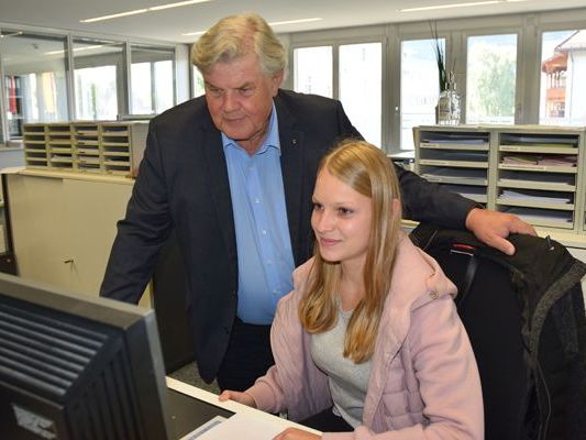 Nina startet mit den besten Wünschen von Bürgermeister Mandi Katzenmayer ins Berufsleben. Nina startet mit den besten Wünschen von Bürgermeister Mandi Katzenmayer ins Berufsleben.