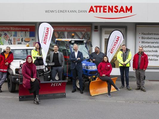 Das Team von Attensam Bludenz vor dem neuen Stützpunkt