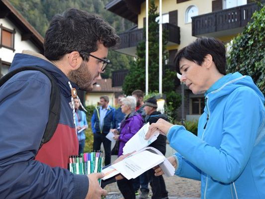 Die Dorfbewohner nützten beim Spaziergang die Chance, ihre Ideen einzubringen. Die Dorfbewohner nützten beim Spaziergang die Chance, ihre Ideen einzubringen.