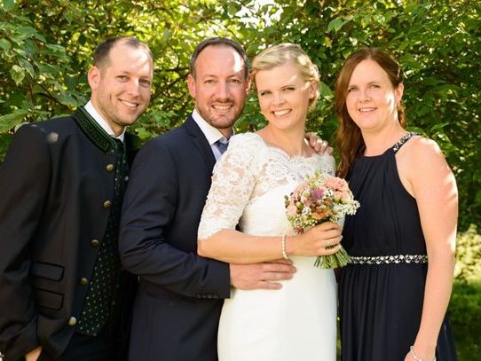 Das frisch vermählte Paar Melanie und Dietmar mit den Trauzeugen. Das frisch vermählte Paar Melanie und Dietmar mit den Trauzeugen.
