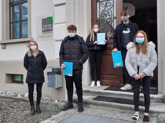 Mit viel Freude gestalteten die Schüler*innen vom Poly Thüringen die Briefe für ältere Menschen. Mit viel Freude gestalteten die Schüler*innen vom Poly Thüringen die Briefe für ältere Menschen.