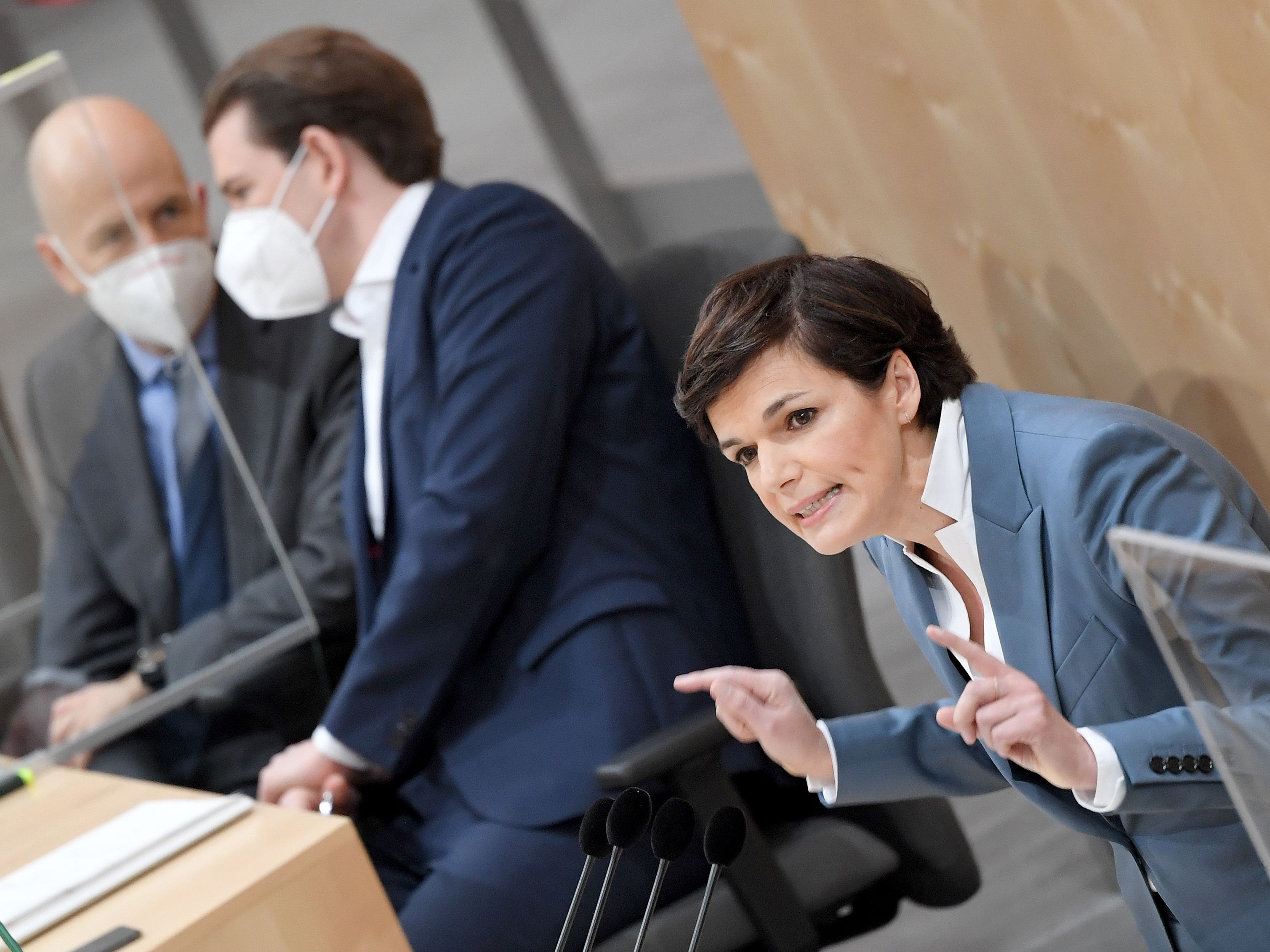 Laut Rendi-Wagner seien die Hilfen "zu wenig, zu spät und zu bürokratisch". Laut Rendi-Wagner seien die Hilfen "zu wenig, zu spät und zu bürokratisch".