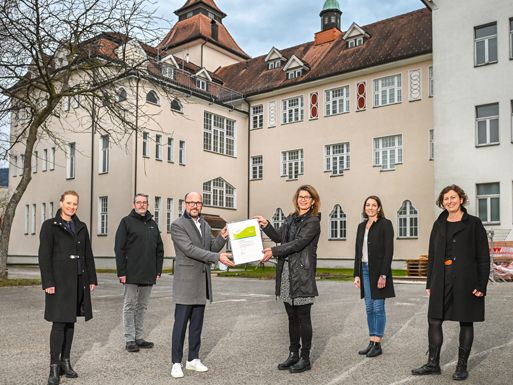 Zertifikatsübergabe: v.l.n.r.: Stadträtin Eveline Miessgang, Matthias Mathis (Büro für Evaluation), Bürgermeister Michael Ritsch, Heike Mennel-Kopf (Programmleiterin Land), Stadträtin Veronika Marte und Sabine Kessler (Programmleiterin Stadt Zertifikatsübergabe: v.l.n.r.: Stadträtin Eveline Miessgang, Matthias Mathis (Büro für Evaluation), Bürgermeister Michael Ritsch, Heike Mennel-Kopf (Programmleiterin Land), Stadträtin Veronika Marte und Sabine Kessler (Programmleiterin Stadt