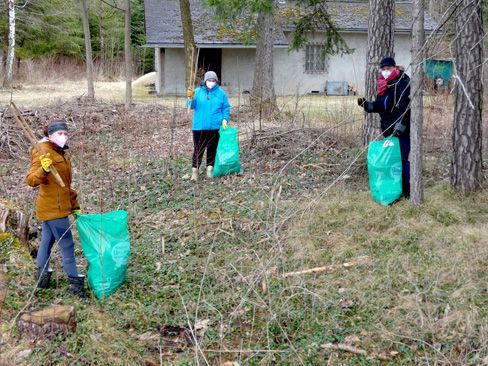 Bei der diesjährigen Landschaftsreinigung haben in Bludenz wieder zahlreiche freiwillige Helferinnen und Helfer mitangepackt. Bei der diesjährigen Landschaftsreinigung haben in Bludenz wieder zahlreiche freiwillige Helferinnen und Helfer mitangepackt.