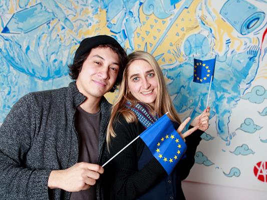 Youth Activists motivieren junge Leute und überbringen ihre Botschaften europäischen Entscheidungsträger*innen.