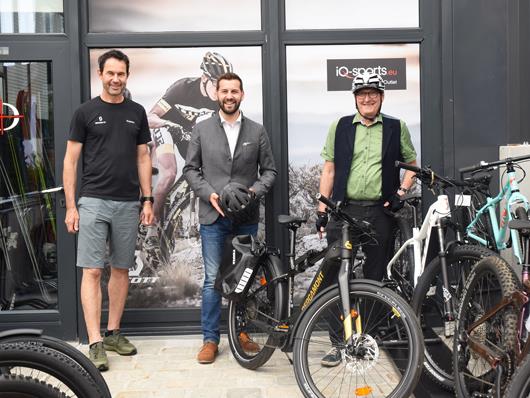 v.l.n.r.: Übergabe der neuen E-Bikes mit Gerhard Wagner (IQ Sports), Bürgermeister Simon Tschann und Umweltreferent Wolfgang Maurer