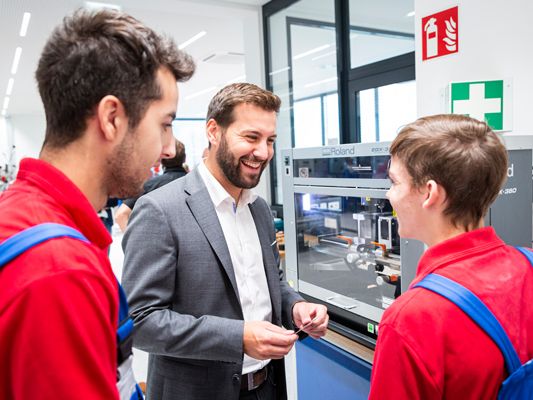 Bei seinem Besuch in der ÖBB Lehrwerkstätte konnte sich Bürgermeister Simon Tschann ein Bild von den vielfältigen Ausbildungsmöglichkeiten machen. Bei seinem Besuch in der ÖBB Lehrwerkstätte konnte sich Bürgermeister Simon Tschann ein Bild von den vielfältigen Ausbildungsmöglichkeiten machen.