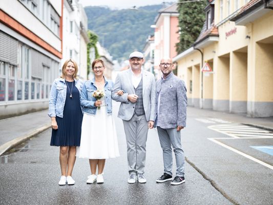 Das frisch vermählte Paar Manuela und Norbert mit den Trauzeugen Das frisch vermählte Paar Manuela und Norbert mit den Trauzeugen