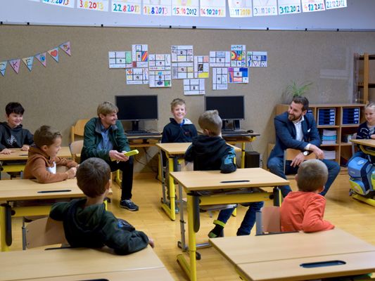 Bürgermeister Simon Tschann und Bildungsstadtrat Bernhard Corn besuchten heute die Schüler*innen der Klasse 3a der Volksschule Bludenz Obdorf, mit im Gepäck hatten sie Reflektorstreifen. Bürgermeister Simon Tschann und Bildungsstadtrat Bernhard Corn besuchten heute die Schüler*innen der Klasse 3a der Volksschule Bludenz Obdorf, mit im Gepäck hatten sie Reflektorstreifen.