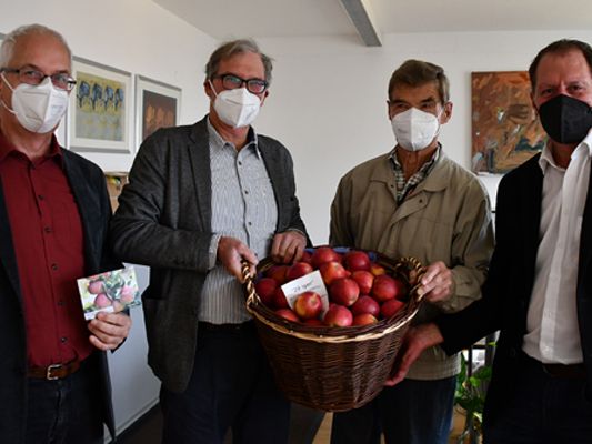 LK Vbg: Ulrich Höfert, Obstbaureferent der Landwirtschaftskammer Vorarlberg, Rudolf Vollmar, Obstbauer und Beirat der ARGE Erwerbsobstbauern und Jens Blum, Obmann der ARGE, überbringen LKÖ-Präsident Josef Moosbrugger Äpfel der neuen Versuchssorte WUR29. LK Vbg: Ulrich Höfert, Obstbaureferent der Landwirtschaftskammer Vorarlberg, Rudolf Vollmar, Obstbauer und Beirat der ARGE Erwerbsobstbauern und Jens Blum, Obmann der ARGE, überbringen LKÖ-Präsident Josef Moosbrugger Äpfel der neuen Versuchssorte WUR29.