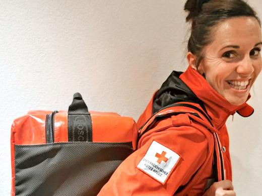Veronika Willi macht sich regelmäßig für das Rote Kreuz auf den Weg – sie engagiert sich im Rettungsdienst wie auch im First Response.