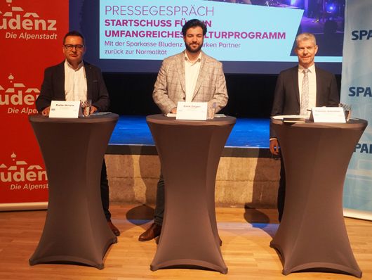 v.l.n.r.: Thomas Schreiber (Sparkasse Bludenz), Cenk Dogan (Kulturstadtrat) und Stefan Kirisits (Kulturamtsleiter) beim Pressegespräch in der Remise Bludenz. v.l.n.r.: Thomas Schreiber (Sparkasse Bludenz), Cenk Dogan (Kulturstadtrat) und Stefan Kirisits (Kulturamtsleiter) beim Pressegespräch in der Remise Bludenz.