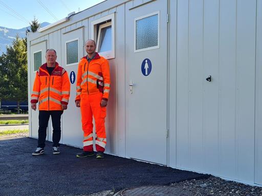 Autobahnmeister Gerald Gröger (links) und sein Mitarbeiter Martin Schwärzler sind erfreut über die jetzt modernisierten WC-Anlagen an den Parkplätzen Schlins.