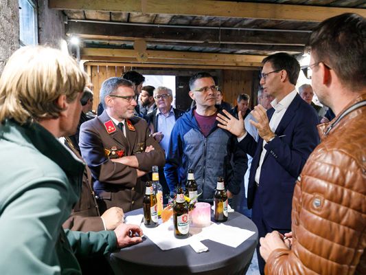 Die Obleute im Austausch mit LH Wallner, Bgm. Tschann und StR Dogan Die Obleute im Austausch mit LH Wallner, Bgm. Tschann und StR Dogan