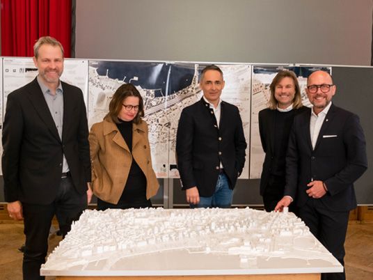 v. l. Tim von Winning, Vorsitzender Wettbewerbs-Jury; Andrea Krupski von Mansberg, Leitung Mobilitätsservice und Stadtentwicklung; Hubert Rhomberg, Seequartier; Reinhard Schertler, Seequartier; Michael Ritsch, Bürgermeister Landeshauptstadt Bregenz v. l. Tim von Winning, Vorsitzender Wettbewerbs-Jury; Andrea Krupski von Mansberg, Leitung Mobilitätsservice und Stadtentwicklung; Hubert Rhomberg, Seequartier; Reinhard Schertler, Seequartier; Michael Ritsch, Bürgermeister Landeshauptstadt Bregenz