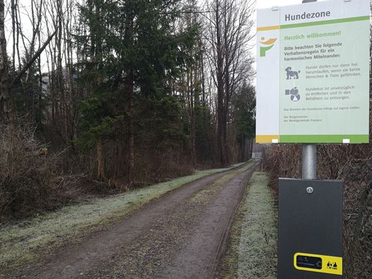 Hundezone Schild & Hundezone Hund und Herrchen Hundezone Schild & Hundezone Hund und Herrchen