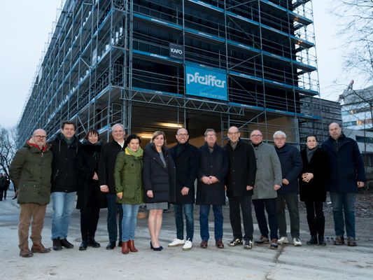 Firstfeier des neuen Mehrzweckgebäudes beim Festspielhaus Firstfeier des neuen Mehrzweckgebäudes beim Festspielhaus