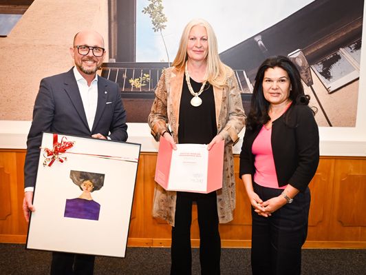 (v. l.) Bürgermeister Michael Ritsch, die Gewinnerin vom letzten Jahr, Eva Fahlbusch, und Vizebürgermeisterin Sandra Schoch bei der Übergabe 2 (v. l.) Bürgermeister Michael Ritsch, die Gewinnerin vom letzten Jahr, Eva Fahlbusch, und Vizebürgermeisterin Sandra Schoch bei der Übergabe 2