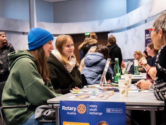 Junge Menschen nutzten die Gelegenheit, sich persönlich über die verschiedenen Möglichkeiten eines Auslandsaufenthalts zu informieren.