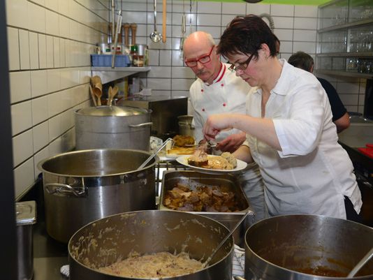 In der FW-Kombüse werden die Braten mit Beilagen versehen. In der FW-Kombüse werden die Braten mit Beilagen versehen.