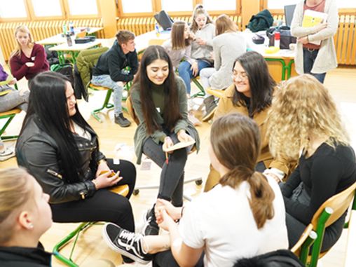 Gemeinsam über Themen sprechen, die bewegen – die Workshops der youngCaritas laden Schüler*innen zum Mitmachen und Nachdenken ein. Gemeinsam über Themen sprechen, die bewegen – die Workshops der youngCaritas laden Schüler*innen zum Mitmachen und Nachdenken ein.