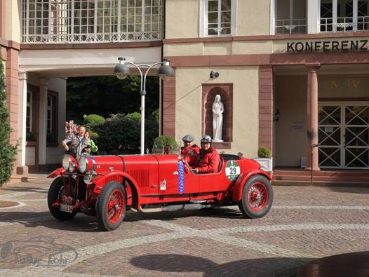 Das älteste Fahrzeug im Feld trägt die Startnummer 1: Ein „Lagonda Le Mans“ von 1924. Höchstgeschwindigkeit 200 km/h.