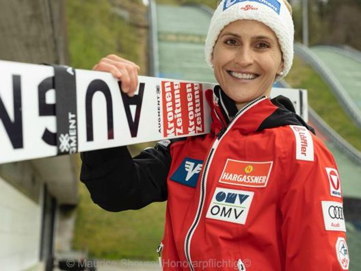 Erfolgreiche Skispringerin wird gebührend gefeiert.