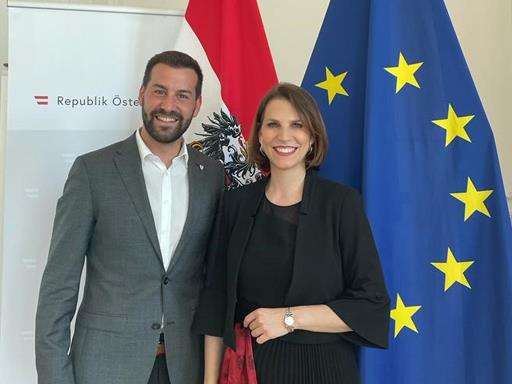 Der Bludenzer Bürgermeister Simon Tschann unterhielt sich mit Bundesministerin Karoline Edtstadler über Europathemen.