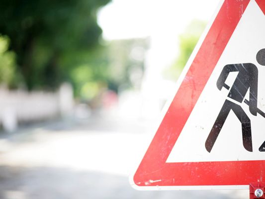 Bei der Straßensanierung in Bludenz werden Fahrbahnrisse behoben. Bei der Straßensanierung in Bludenz werden Fahrbahnrisse behoben.