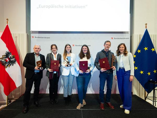 Der aha-Geschäftsführer Simon Kresser nahm den Österreichischen Jugendpreis von Jugendstaatssekretärin Claudia Plakolm entgegen