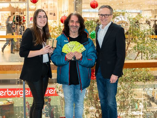 An Obmann Joe Fritsche wurden 5.000 Euro in Form von ZEHNER-Gutscheinen von ZIMBAPARK Center-Manager Walter Simma und Marketing-Leiterin Sarah Durig überreicht An Obmann Joe Fritsche wurden 5.000 Euro in Form von ZEHNER-Gutscheinen von ZIMBAPARK Center-Manager Walter Simma und Marketing-Leiterin Sarah Durig überreicht
