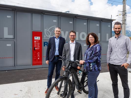 v.l.n.r.: Verkehrsverbund Vorarlberg Geschäftsführer Christian Hillbrand, Mobilitätslandesrat Daniel Zadra, Bürgermeisterin Ludesch Alexandra Schalegg und VMOBIL Radbox Projektleiter Nikolaus Rothmund v.l.n.r.: Verkehrsverbund Vorarlberg Geschäftsführer Christian Hillbrand, Mobilitätslandesrat Daniel Zadra, Bürgermeisterin Ludesch Alexandra Schalegg und VMOBIL Radbox Projektleiter Nikolaus Rothmund