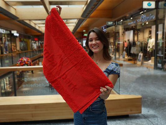 ZIMBAPARK-Badetuch als Geschenk für alle Schülerinnen und Schüler zum Schulschluss. ZIMBAPARK-Badetuch als Geschenk für alle Schülerinnen und Schüler zum Schulschluss.