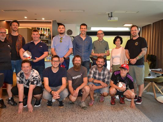 Absolventen des Lehrgangs „Kompass Qualifizierung“ Niklas Faes, Oliver Glinka, Christian Rückenbach, Marco Nesensohn mit den Caritas-Mitarbeitern Johannes Mock, Pascal Greiner und Raphael Barwart sowie Caritasdirektor Walter Schmolly und einige Ausbildungspartner Absolventen des Lehrgangs „Kompass Qualifizierung“ Niklas Faes, Oliver Glinka, Christian Rückenbach, Marco Nesensohn mit den Caritas-Mitarbeitern Johannes Mock, Pascal Greiner und Raphael Barwart sowie Caritasdirektor Walter Schmolly und einige Ausbildungspartner