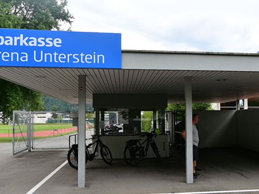 Zum Einsatz bereit: Der Defibrillator bei der Sparkasse Arena Unterstein Zum Einsatz bereit: Der Defibrillator bei der Sparkasse Arena Unterstein