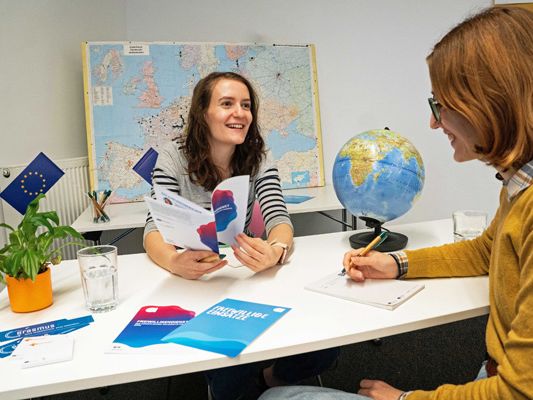 Beim Infoabend erfahren die Teilnehmenden alles Wichtige zum ESK-Freiwilligendienst. Beim Infoabend erfahren die Teilnehmenden alles Wichtige zum ESK-Freiwilligendienst.