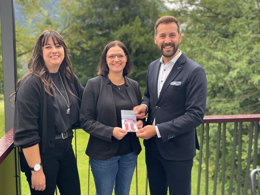 Regina Bertsch, die glückliche Gewinnerin, Kristina Rusch und Bürgermeister Simon Tschann. Regina Bertsch, die glückliche Gewinnerin, Kristina Rusch und Bürgermeister Simon Tschann.
