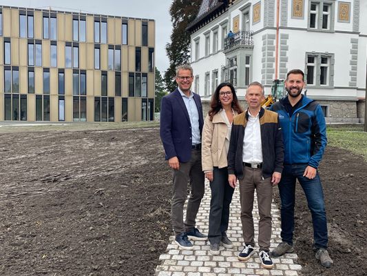 Vorstandsvorsitzender Getzner Textil Markus Comploj, Vizebürgermeisterin Andrea Mallitsch, Bürgermeister Simon Tschann und Geschäftsführer der Primus Immobilien, Beatus Fleisch. Vorstandsvorsitzender Getzner Textil Markus Comploj, Vizebürgermeisterin Andrea Mallitsch, Bürgermeister Simon Tschann und Geschäftsführer der Primus Immobilien, Beatus Fleisch.