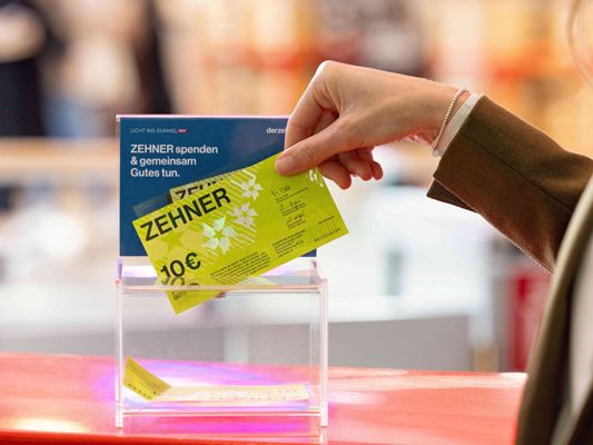 Kund:innen können ab sofort beim Kauf von ZEHNER-Gutscheinen im ZIMBAPARK Bludenz/Bürs ZEHNER-Gutscheine für Licht ins Dunkel spenden und in die dafür vorgesehene Box beim Besucher-Service werfen. Kund:innen können ab sofort beim Kauf von ZEHNER-Gutscheinen im ZIMBAPARK Bludenz/Bürs ZEHNER-Gutscheine für Licht ins Dunkel spenden und in die dafür vorgesehene Box beim Besucher-Service werfen.