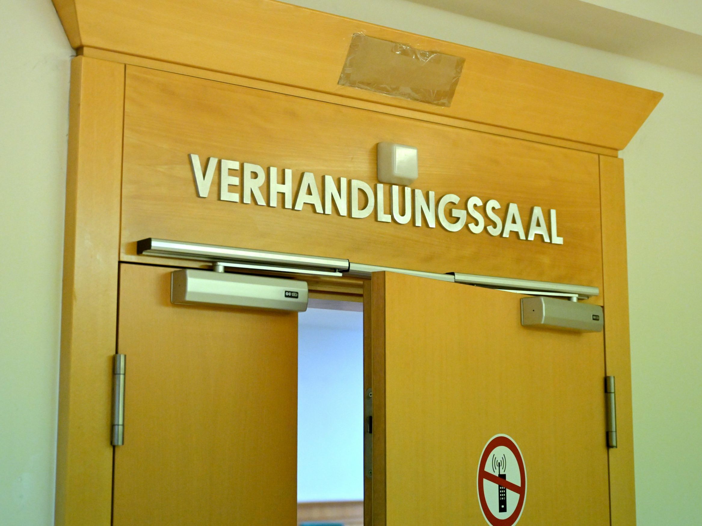 Im Fall von Betrügereien mit falschen Polizisten wurden Männer in Wien verurteilt. Im Fall von Betrügereien mit falschen Polizisten wurden Männer in Wien verurteilt.