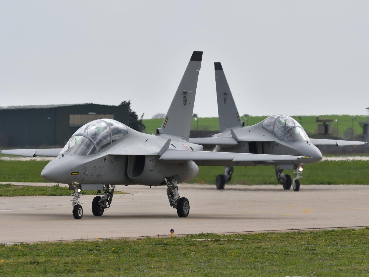 Leonardo M-346FA Jets ersetzen die ausgemusterten Trainingsjets Saab 105. Leonardo M-346FA Jets ersetzen die ausgemusterten Trainingsjets Saab 105.