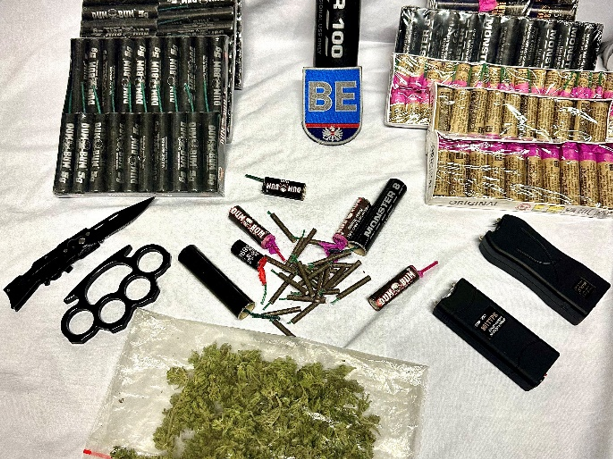 Zahlreiche Sicherstellungen bei der Schwerpunktaktion gegen Pyrotechnik und verbotene Waffen. Zahlreiche Sicherstellungen bei der Schwerpunktaktion gegen Pyrotechnik und verbotene Waffen.