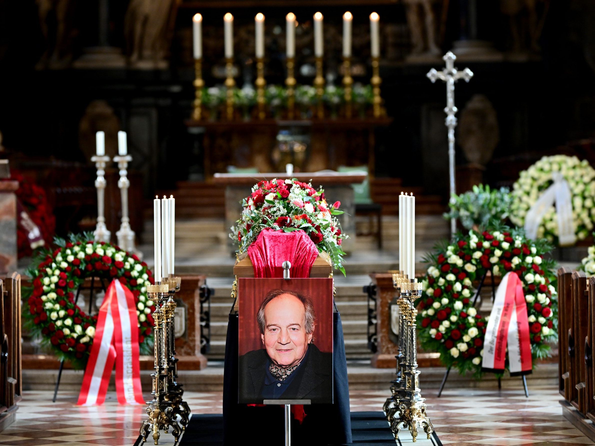 Der aufgebahrte Sarg im Rahmen der Trauerfeier für Otto Schenk im Wiener Stephansdom. Der aufgebahrte Sarg im Rahmen der Trauerfeier für Otto Schenk im Wiener Stephansdom.