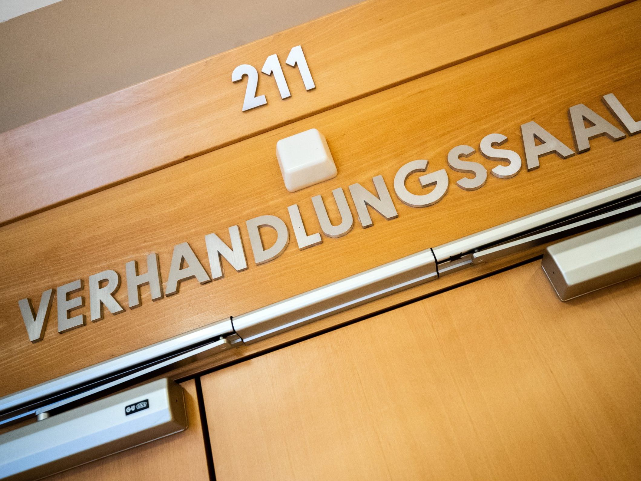 Ein Jahr teilbedingt für einen Mann für Überfälle auf 26 Frauen in Wien. Ein Jahr teilbedingt für einen Mann für Überfälle auf 26 Frauen in Wien.