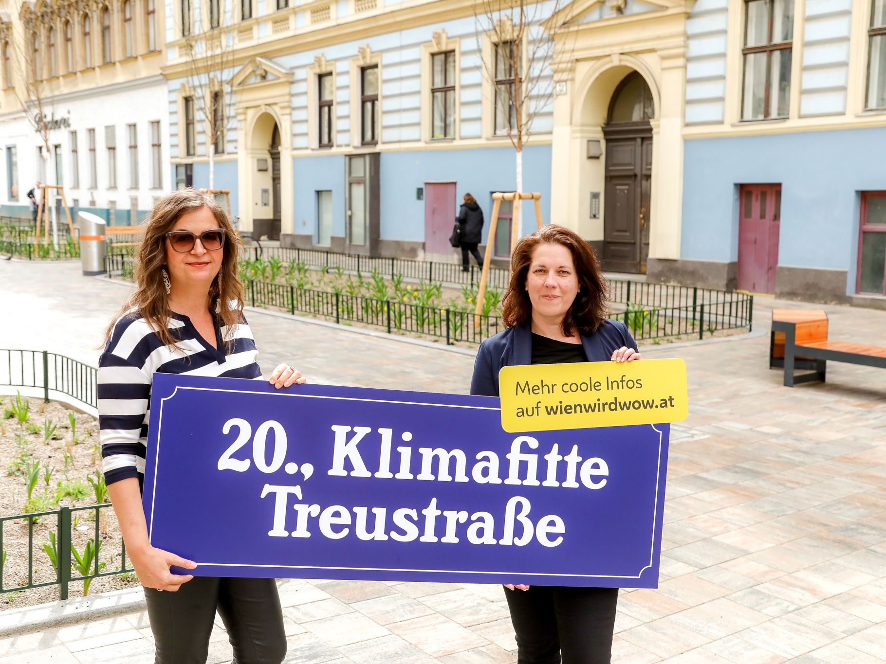 Planungsstadträtin Sima und Bezirksvorsteherin Dubravac-Widholm auf der begrünten Treustraße. Planungsstadträtin Sima und Bezirksvorsteherin Dubravac-Widholm auf der begrünten Treustraße.