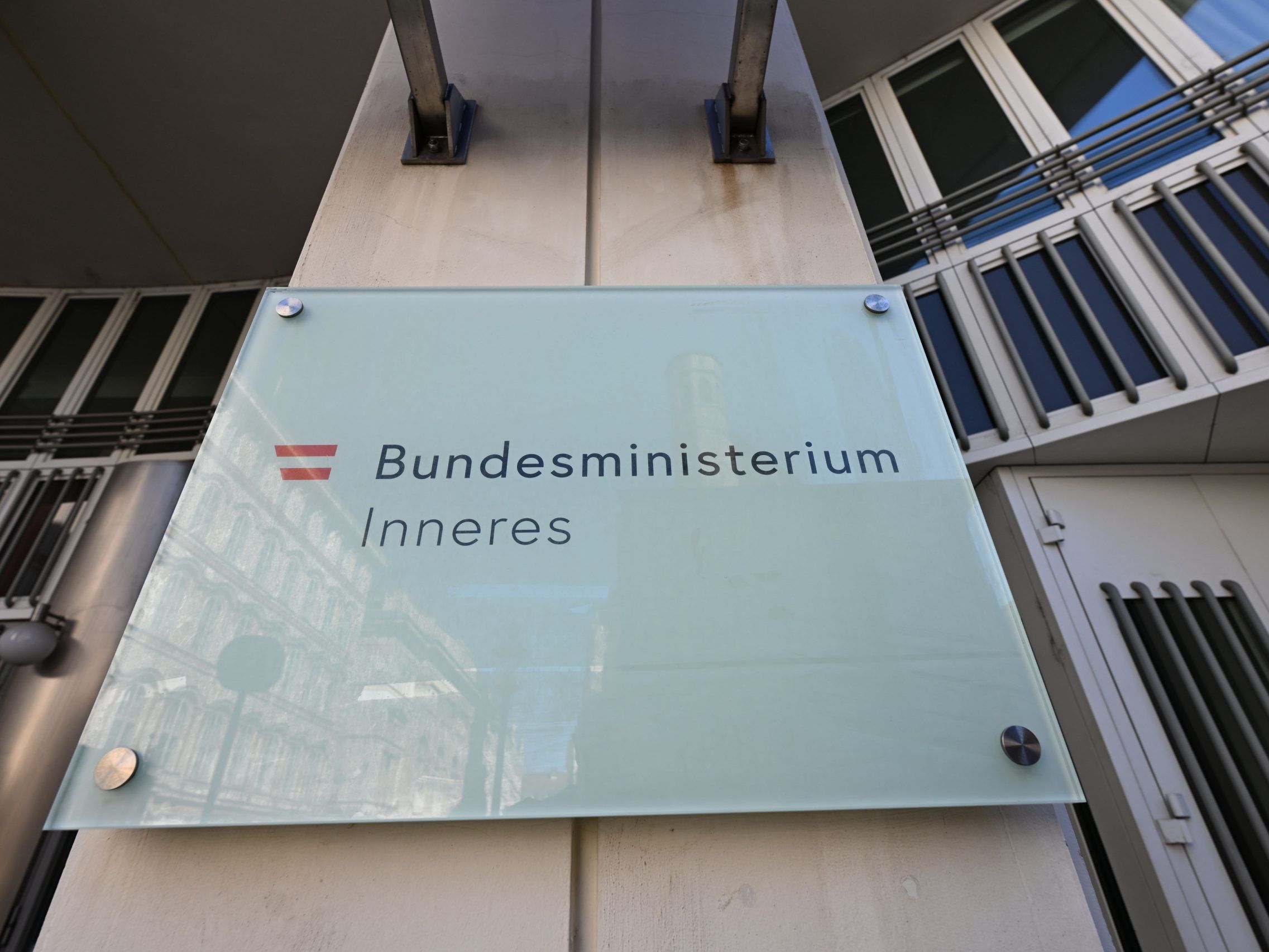 Das Innenministerium beantwortete 100 Anfragen an einem Tag. Das Innenministerium beantwortete 100 Anfragen an einem Tag.