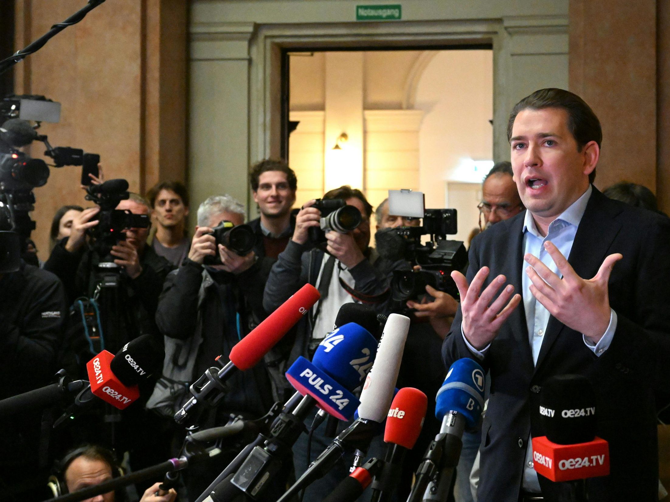 Altkanzler Kurz nach dem Prozess wegen Falschaussage im Ibiza-U-Ausschuss. Altkanzler Kurz nach dem Prozess wegen Falschaussage im Ibiza-U-Ausschuss.