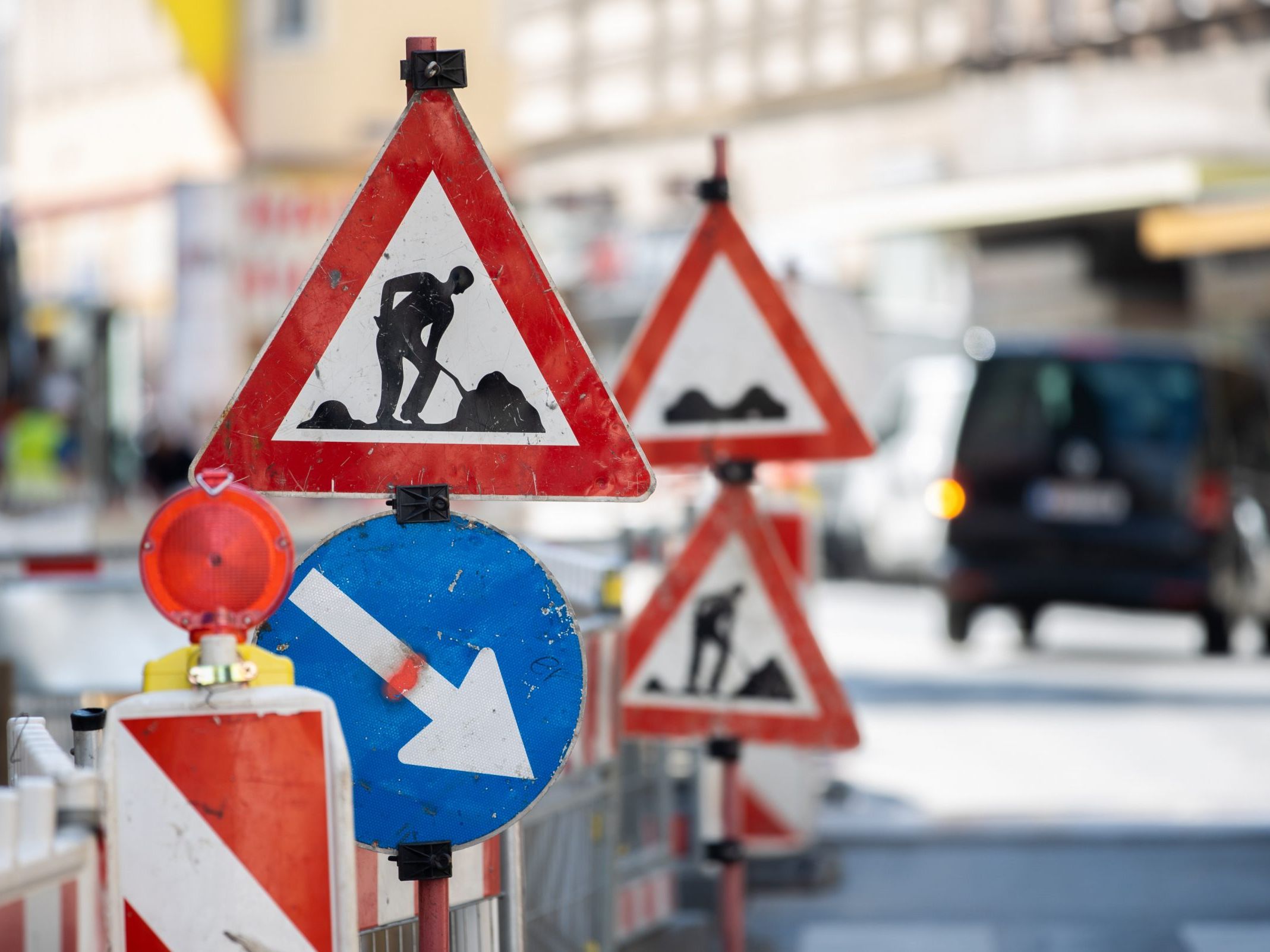 Wegen einer Wasserrohrlegung gibt es eine Baustelle in der Alserbachstraße. Wegen einer Wasserrohrlegung gibt es eine Baustelle in der Alserbachstraße.